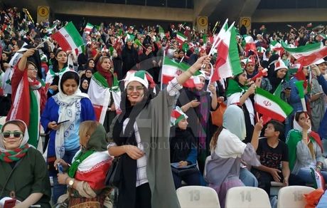 حضور بانوان در ورزشگاه‌ها برای تماشای لیگ برتر ؟ / سازمان لیگ: شرط دارد