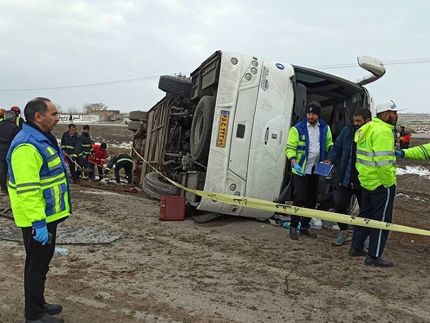 واژگونی اتوبوس مشهد به قزوین ۲۶ فوتی و مصدوم داشت