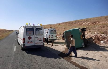 ۱۵ مصدوم در واژگونی مینی‌بوس کارگری در استان یزد