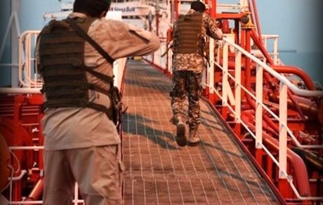 شکست تلاش آمریکا در دزدی دریایی نفت ایران  