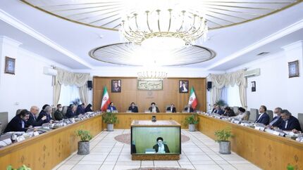هیچگونه تصمیمی که به افزایش غیرمنطقی قیمت کالا و خدمات و بالا رفتن تورم منجر شود، پذیرفته نیست