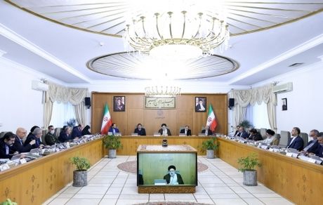 هیچگونه تصمیمی که به افزایش غیرمنطقی قیمت کالا و خدمات و بالا رفتن تورم منجر شود، پذیرفته نیست