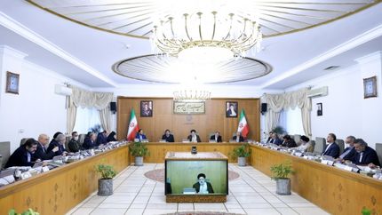 هیچگونه تصمیمی که به افزایش غیرمنطقی قیمت کالا و خدمات و بالا رفتن تورم منجر شود، پذیرفته نیست