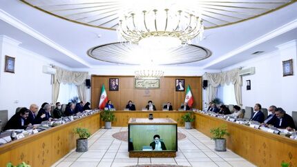 هیچگونه تصمیمی که به افزایش غیرمنطقی قیمت کالا و خدمات و بالا رفتن تورم منجر شود، پذیرفته نیست