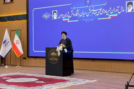 نخبگان باید با شناسایی و تلاش برای حل مسائل کشور، نقشی موثر در رشد و پیشرفت کشور ایفا کنند