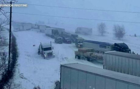 تصادف ۱۰۰ خودرو در بزرگراهی در ایلینویِ آمریکا بخاطر بارش شدید برف