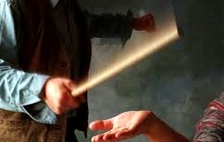 معلم حمله کننده به دانش آموز در کوهدشت کنارگذاشته شد