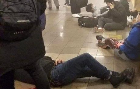 ۱۳ زخمی در تیراندازی مرگبار مترو نیویورک / پیدا شدن چند بمب عمل نکرده