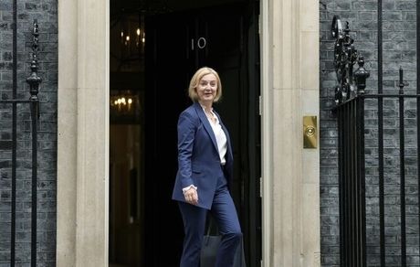 درخواست قانونگذاران انگلیسی از لیز تراس برای استعفا