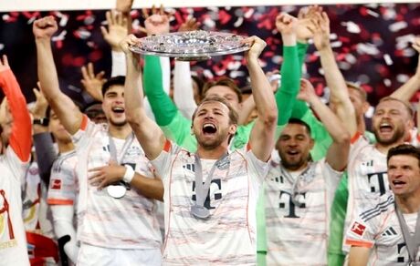 در جشن قهرمانی بایرن مونیخ، هری کین اولین جام عمر خود را بالای سر برد