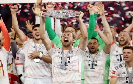 در جشن قهرمانی بایرن مونیخ، هری کین اولین جام عمر خود را بالای سر برد