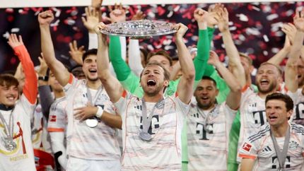 در جشن قهرمانی بایرن مونیخ، هری کین اولین جام عمر خود را بالای سر برد
