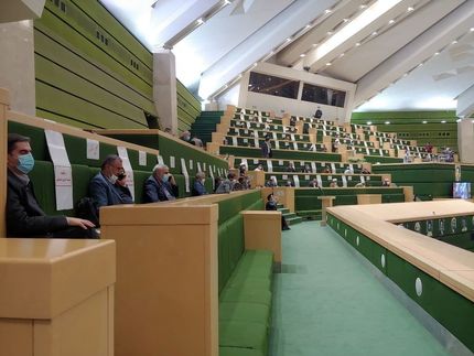 روز عجیب مجلس: نمایندگان در جایگاه خبرنگاران و میهمان‌ها نشستند / عکس