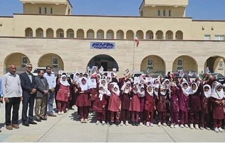 توزیع لوازم التحریر در مدرسه شهدای بانک مسکن سندرک استان هرمزگان