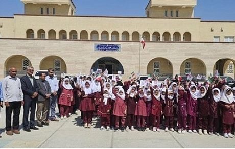توزیع لوازم التحریر در مدرسه شهدای بانک مسکن سندرک استان هرمزگان