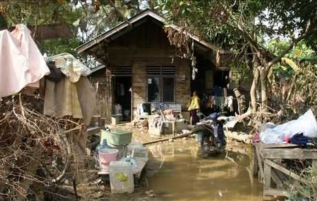 ۲۰۰۰ کشته و مفقود در سیل و رانش زمین اندونزی و سریلانکا