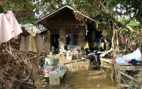 ۲۰۰۰ کشته و مفقود در سیل و رانش زمین اندونزی و سریلانکا