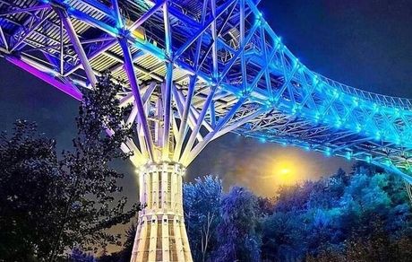 پل طبیعت آبی می‌شود