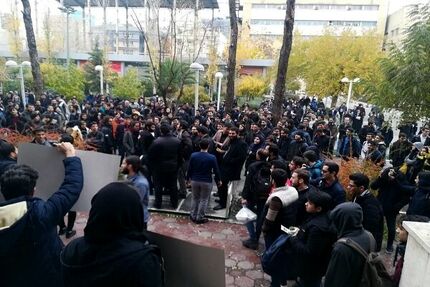 ۳ دانشجوی دانشگاه تهران موقتاً از تحصیل محروم شدند