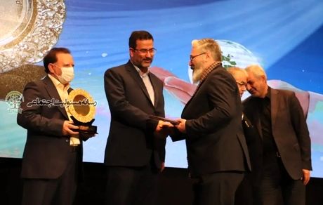 تندیس مسئولیت اجتماعی به مدیر مسئول «رسانه مسئولیت اجتماعی» اعطا شد