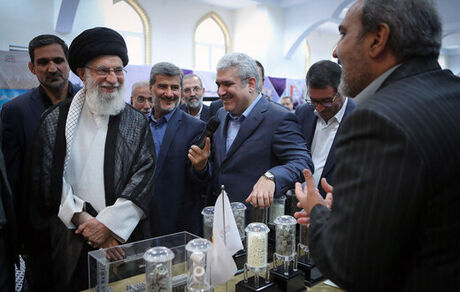 بازدید رهبر انقلاب از نمایشگاه شرکت‌های دانش‌بنیان وفناوری‌های برتر