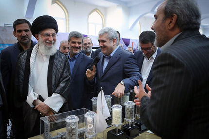 بازدید رهبر انقلاب از نمایشگاه شرکت‌های دانش‌بنیان وفناوری‌های برتر