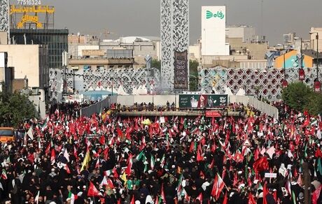 سی‌ان‌ان: خیابان‌های تهران مملو از سوگواران رهبر شهید ایران است