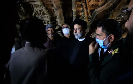 رئیس جمهور با مردم روستای تنگ‌شاه کرمان دیدار کرد