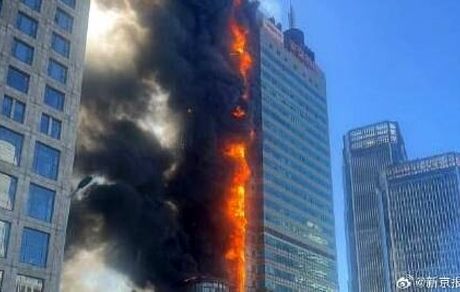 آتش سوزی شدید در برج اداری در چین