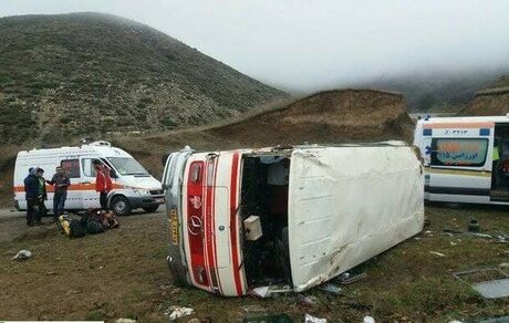 کشته شدن ۲ دانش آموز در واژگونی مینی‌بوس در کرمانشاه / علت: برخورد کامیون