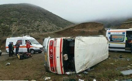 کشته شدن ۲ دانش آموز در واژگونی مینی‌بوس در کرمانشاه / علت: برخورد کامیون