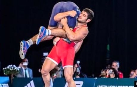 پس از حسن یزدانی یک کشتی‌گیر دیگر هم مصدوم شد؛این بار علیرضا کریمی