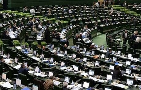 تجمع نمایندگان پلاکارد به دست در جایگاه هیات رئیسه مجلس/ حواشی صحن مجلس
