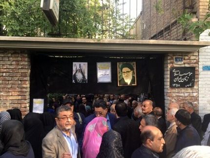 پیکر اعظم طالقانی تشییع شد/ حضور پررنگ اصلاح‌طلبان در مراسم/احمد منتظری بر پیکر دختر آیت‌الله طالقانی نماز خواند 