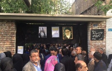 پیکر اعظم طالقانی تشییع شد/ حضور پررنگ اصلاح‌طلبان در مراسم/احمد منتظری بر پیکر دختر آیت‌الله طالقانی نماز خواند 