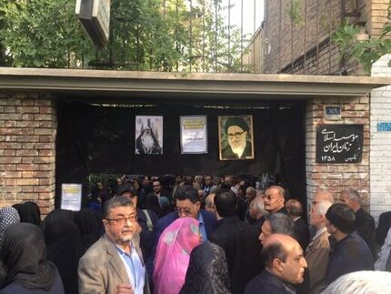 پیکر اعظم طالقانی تشییع شد/ حضور پررنگ اصلاح‌طلبان در مراسم/احمد منتظری بر پیکر دختر آیت‌الله طالقانی نماز خواند 