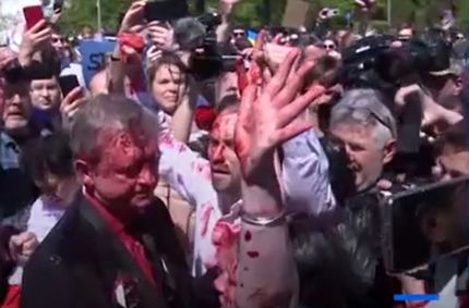 حمله معترضان جنگ اوکراین در لهستان به سفیر روسیه / آقای سفیر قرمز رنگ شد + ویدئو