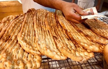 شناسایی فردی با خرید ماهانه ۱۰ هزار قرص نان
