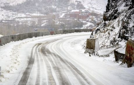 بارش شدید برف، راه ۲۰۰ روستای دلفان را مسدود کرد