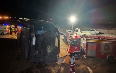 واژگونی یک دستگاه اتوبوس در جاده امین‌آباد به شهرضا / ۲۳ مسافر مصدوم شدند