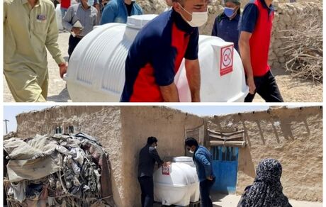 توزیع مخازن هزار لیتری آب در روستای کندوکه بخش هیرمند سیستان و بلوچستان