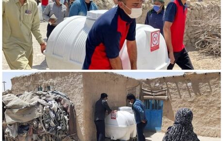توزیع مخازن هزار لیتری آب در روستای کندوکه بخش هیرمند سیستان و بلوچستان