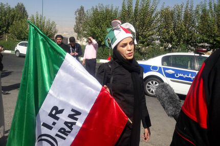 پذیرایی از بانوان در استادیوم آزادی با هندوانه/عکس