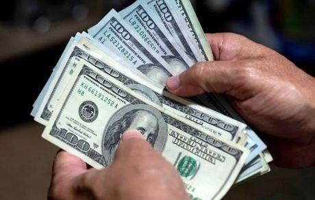 دلار کمی افت کرد