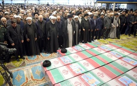 اقامه نماز بر پیکر رئیس جمهور شهید و همراهان ایشان از دید دوربین