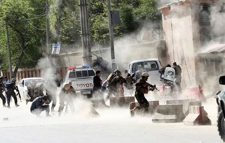 گروه‌های مسلح، یک خبرنگار افغانستانی و خانواده‌اش را به رگبار بستند