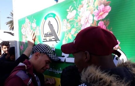 مراسم تشییع شهدای حشد شعبی در بغداد به تحصن مقابل سفارت آمریکا تبدیل شد 