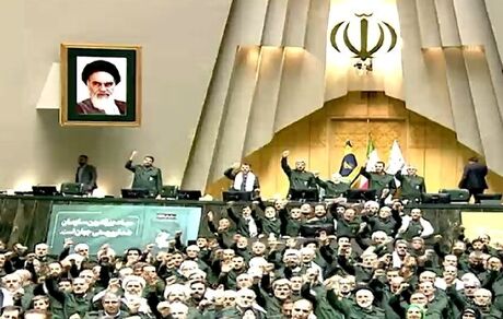 شعار نمایندگان مجلس: اروپا ننگت باد