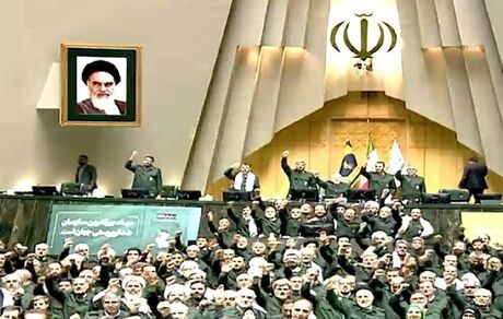 شعار نمایندگان مجلس: اروپا ننگت باد