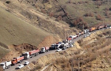 عامل ازدحام کامیون‌ها در مرز "شیخ صله" طرف عراقی است